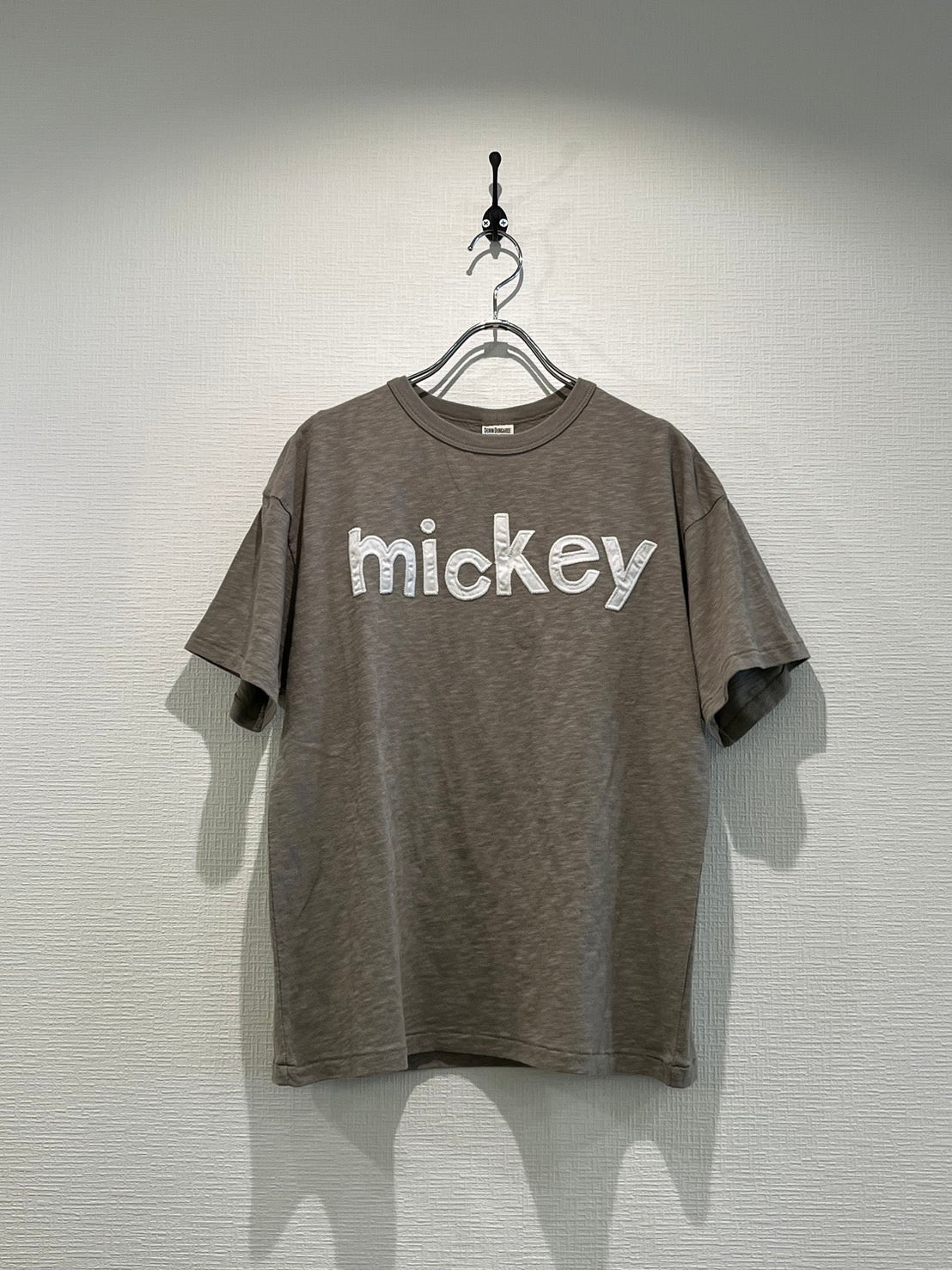 DENIMDUNGAREE/デニムダンガリー　3742454 MICKEY HERO TEE (チャコールグレー)