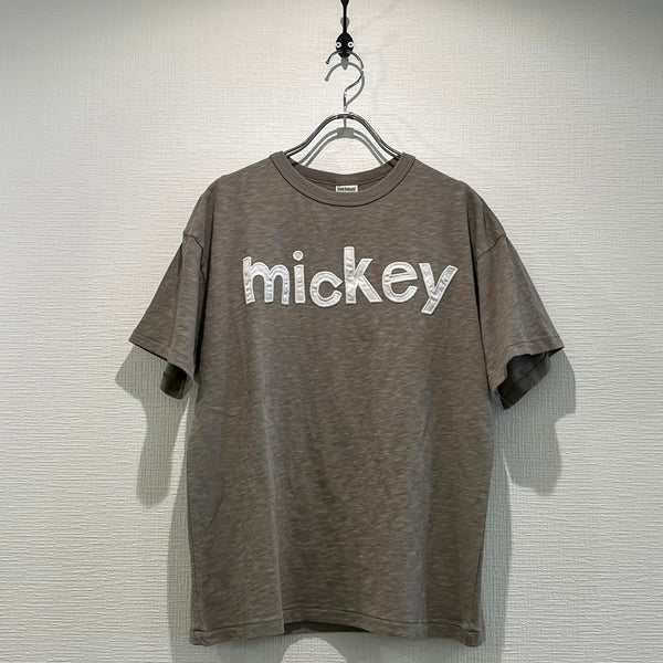 DENIMDUNGAREE/デニムダンガリー　3742454 MICKEY HERO TEE (チャコールグレー)