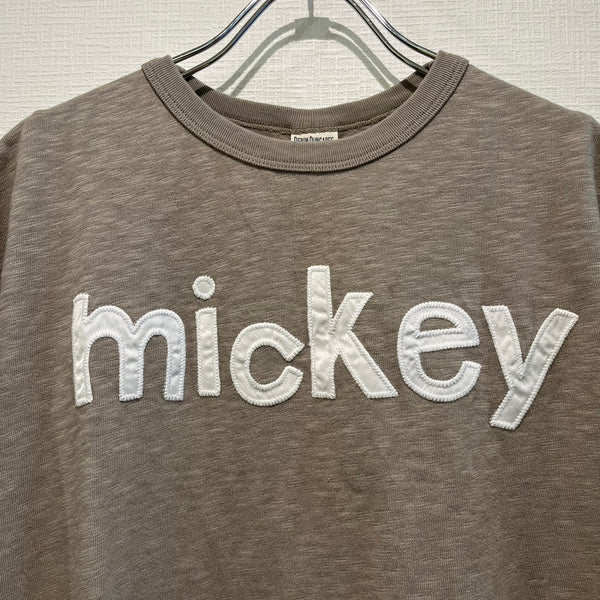 DENIMDUNGAREE/デニムダンガリー　3742454 MICKEY HERO TEE (チャコールグレー)