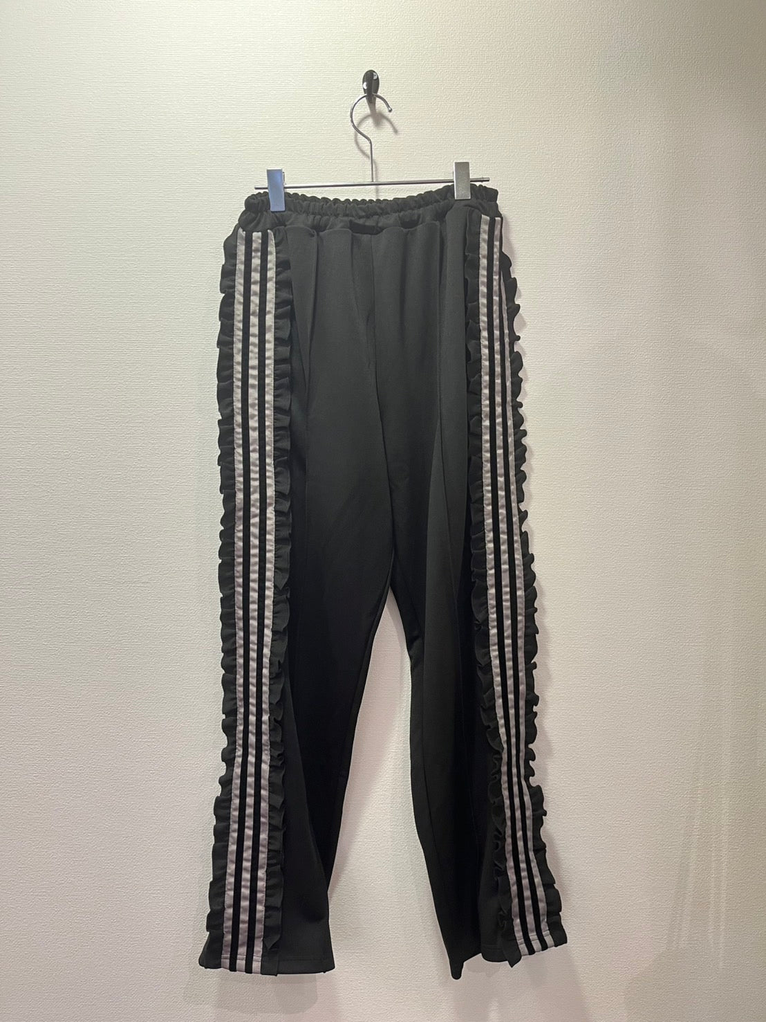 NEEDLE WORKS/NeWo Ruffle Track Pants (BLACK) [3225119]