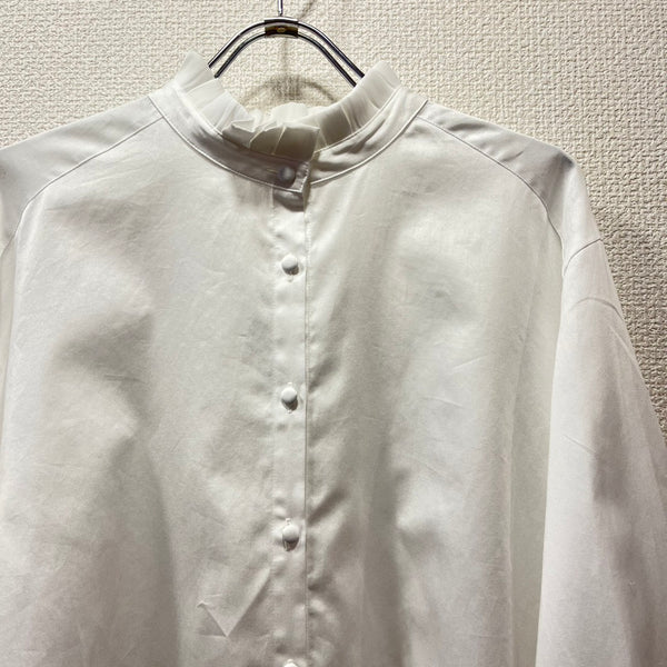 tumugu /纺纱棉缎面褶领衬衫（灰白色）TB19435b